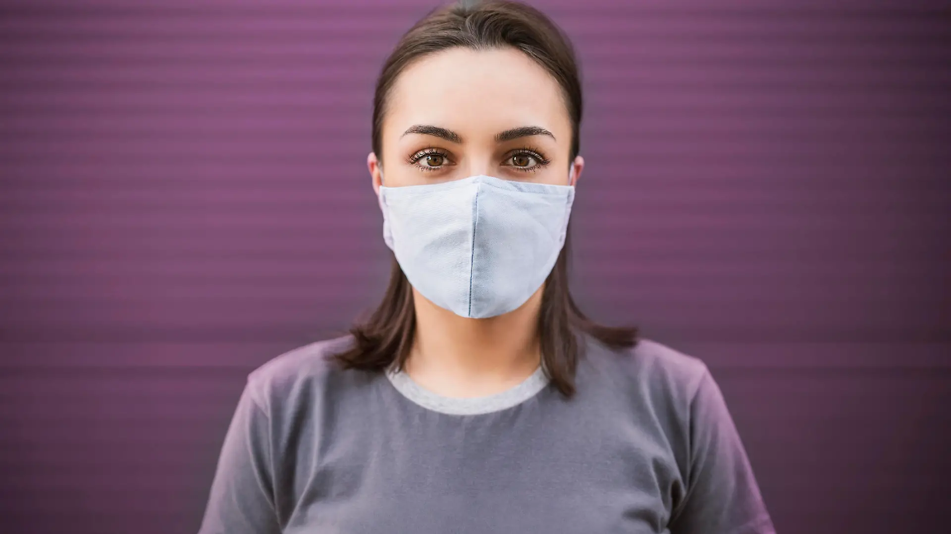 Frau mit Maske