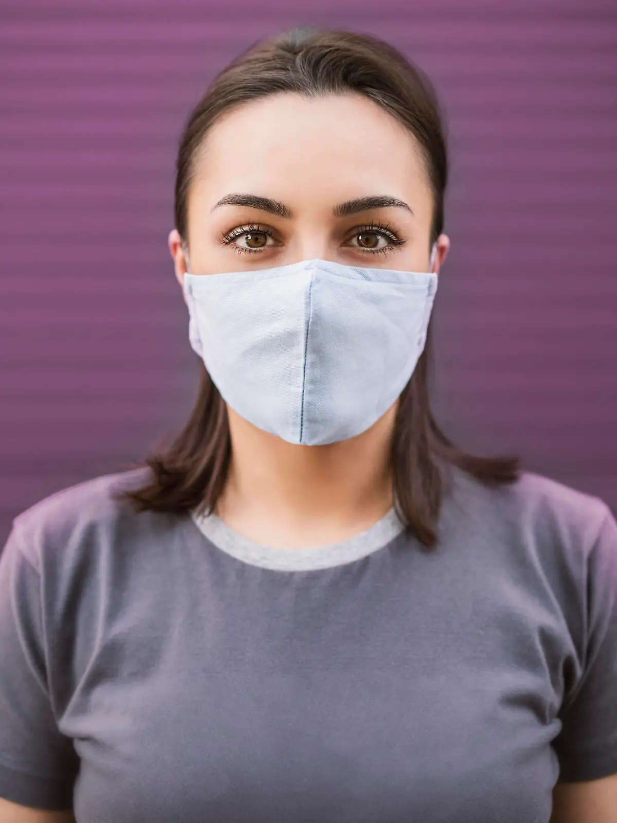 Frau mit Maske