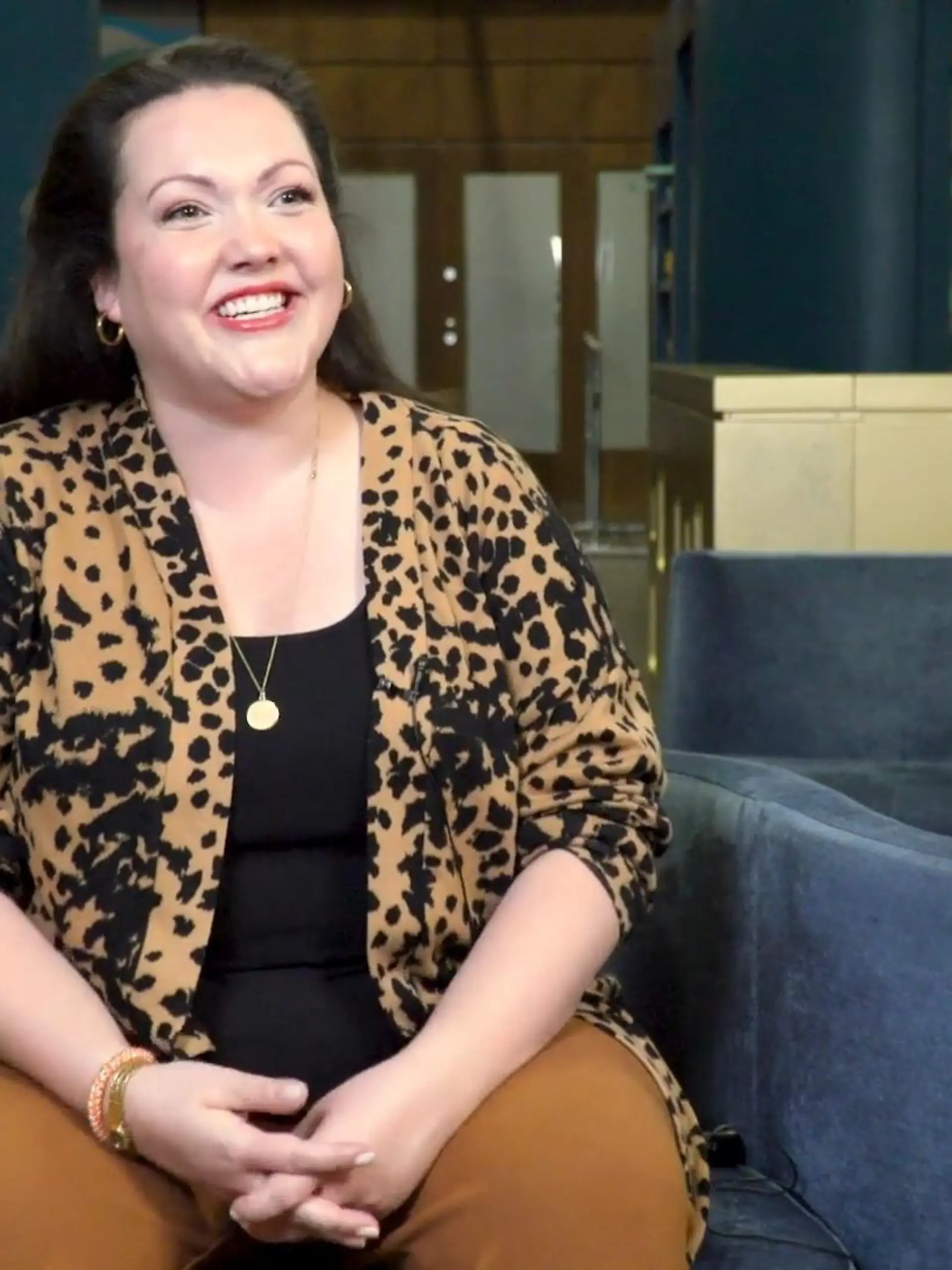 Sarah Victoria Schalow ist neu bei "Alles was zählt". Sie spielt die Rolle Hanna Kern, ein absoluter Sonnenschein. Doch auch ein paar Turbulenzen gehören zu ihrem Leben dazu... Im Video verrät die Schauspielerin, wie sie privat tickt und welche Gemeinsamkeiten und Unterschiede sie mit ihrer neuen Rolle hat.