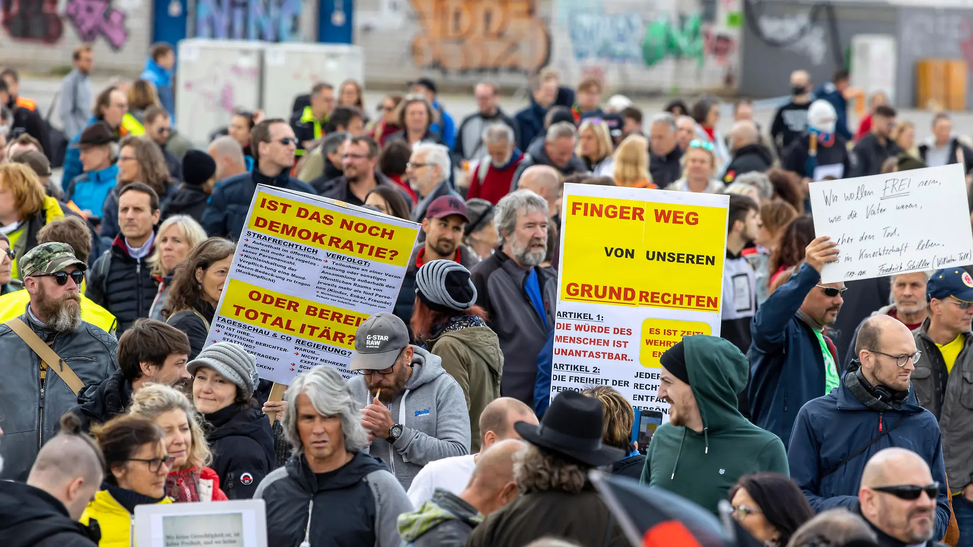 Deutschland, Baden-Württemberg, Stuttgart, 02.05.2020: Mehrere Tausend Menschen demonstrieren in Stuttgart gegen Corona-Beschränkungen. Aufgerufen hatte die Initiative Querdenken711, die das Grundgesetz in Gefahr sieht. Demonstriert wurde auf dem Cannstatter Wasen. *** Germany, Baden Württemberg, Stuttgart, 02 05 2020 Several thousand people demonstrating in Stuttgart against corona restrictions had called the initiative Querdenken711 , which sees the Basic Law in danger, was demonstrated at the Cannstatter Wasen
