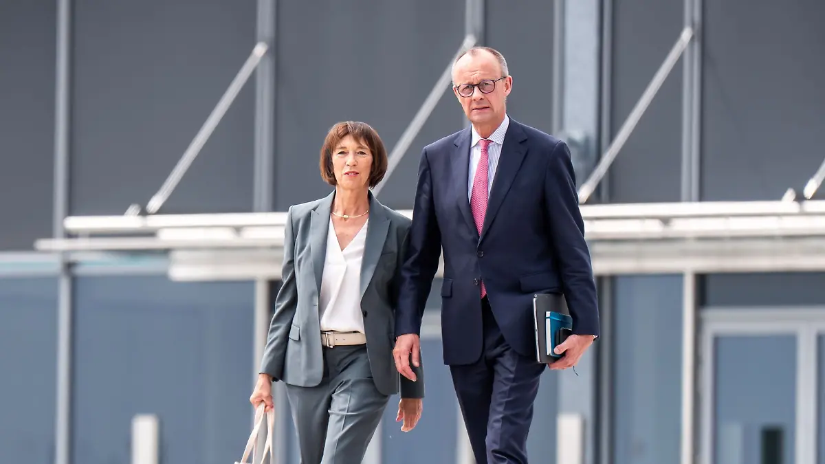 Für Kanzler Merz und seine Frau Charlotte ist es das erste Gipfeltreffen zu zweit.