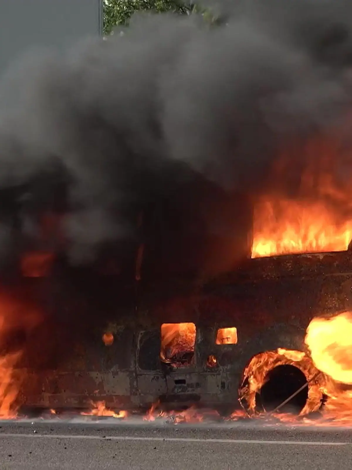 Bild zu: "Camping-Mobil geht in Flammen auf! Junge (12) und zwei Hunde sterben"