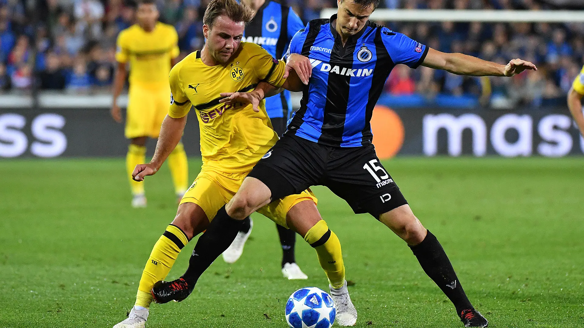 18.09.2018, Belgien, Brügge: Fußball: Champions League, FC Brügge - Borussia Dortmund, Gruppenphase, Gruppe A, 1. Spieltag am 18.09.2018 im Jan-Breydel-Stadion in Brügge. Dortmunds Mario Götze (l) in Aktion gegen Matej Mitrovic von Brügge. Foto: Geert Vanden Wijngaert/AP/dpa +++ dpa-Bildfunk +++