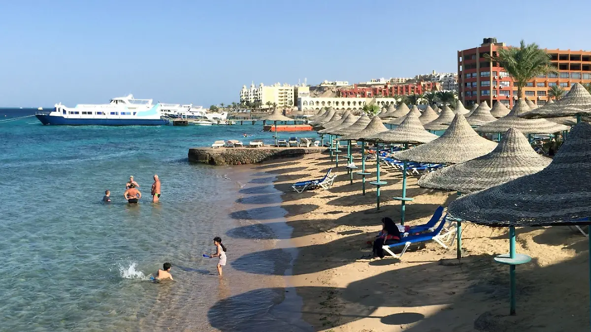ARCHIV - 22.05.2016, Ägypten, Hurghada: Touristen stehen im Wasser an einem Hotel-Strand in Hurghada. (Zu dpa "Reisebranche wehrt sich gegen «pauschalen Abgesang» auf Sommerurlaub") Foto: picture alliance / Benno Schwinghammer/dpa +++ dpa-Bildfunk +++