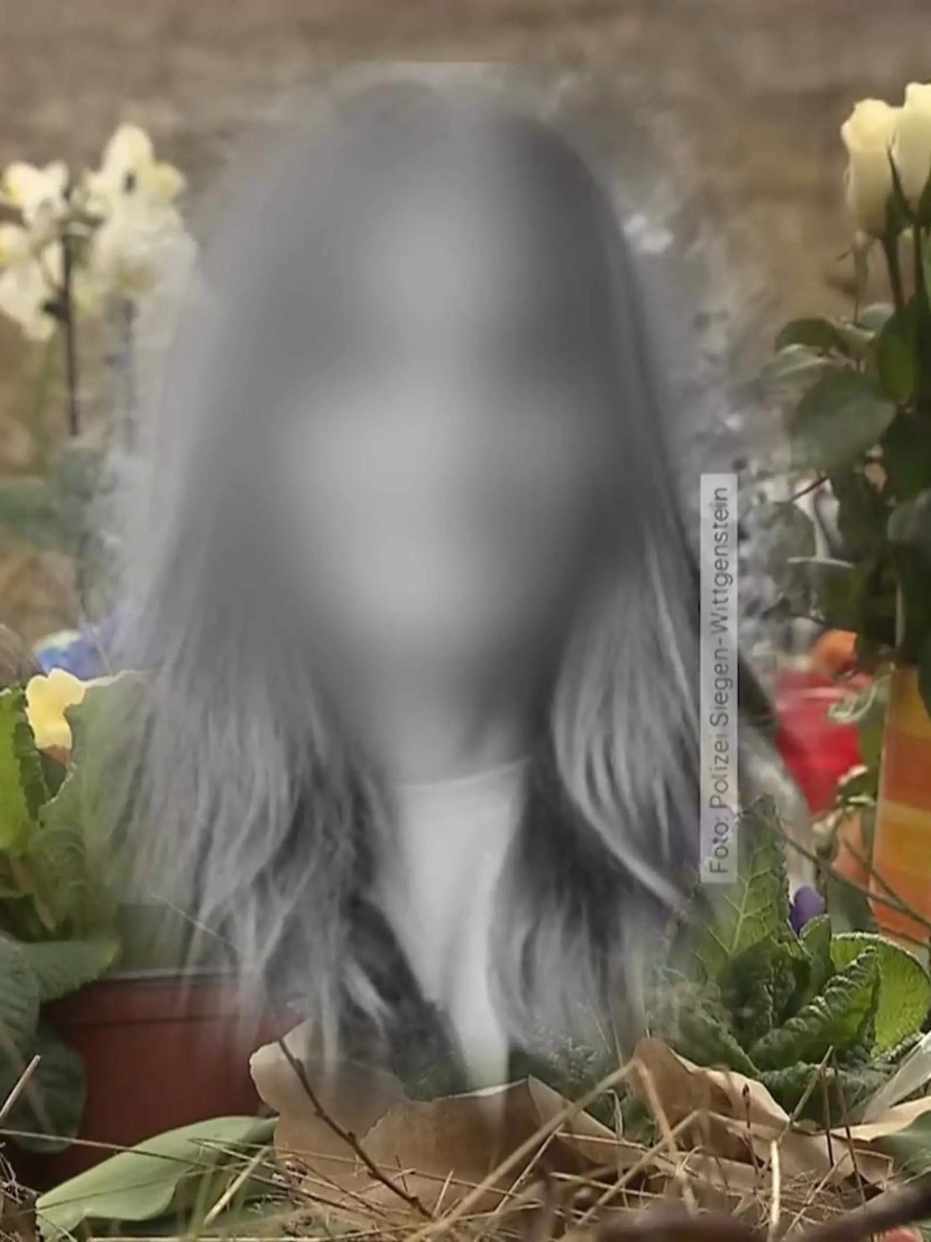 Polizei und Staatsanwaltschaft haben die Social-Media-Kanäle der beiden 12 und 13 Jahre alten Schülerinnen geschlossen, die gestanden haben, die 12-jährige Luise aus Freudenberg erstochen zu haben. Die Ermittler dürfen wegen des Jugendschutzes wenig bis gar nichts zu ihren Ermittlungen sagen. Trotzdem bleiben so viele Fragen.