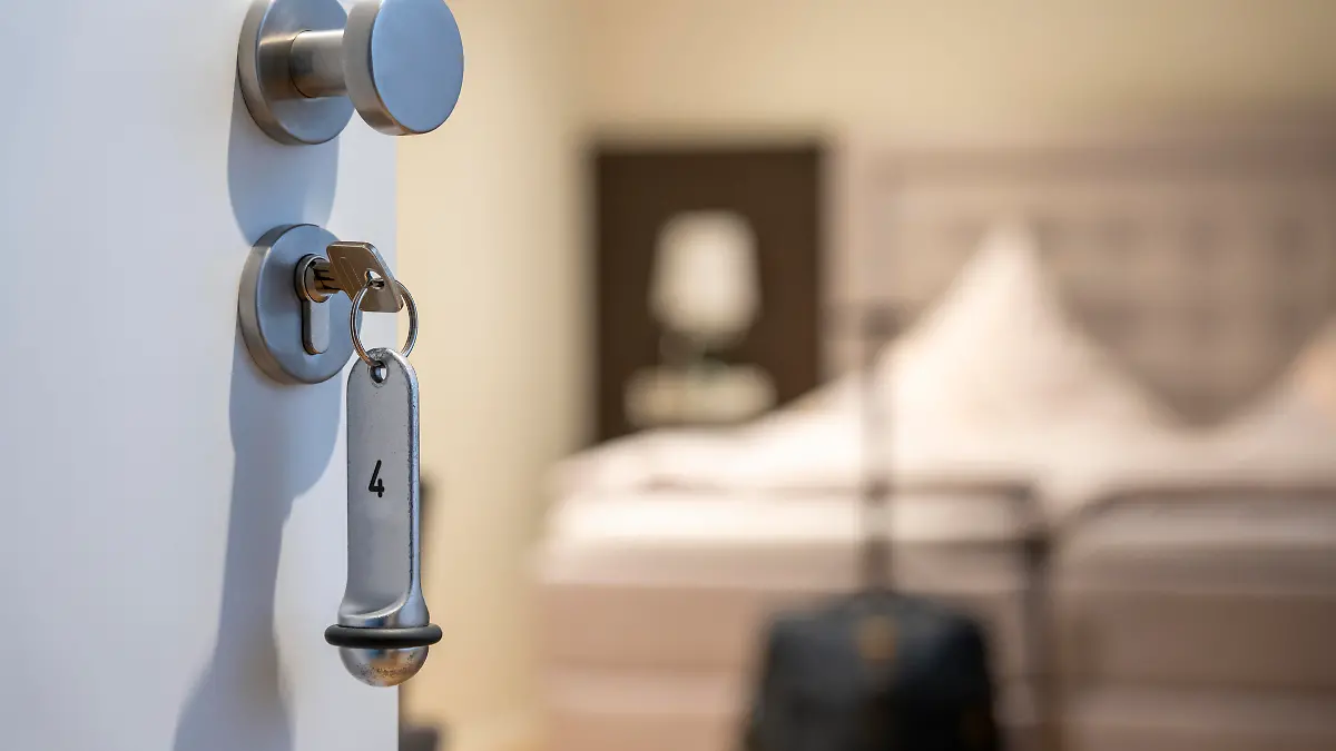Hotelzimmer in Reykjavik – Tatort eines tragischen Doppelmords, bei dem eine französische Touristin festgenommen wird. (Symbolbild)
