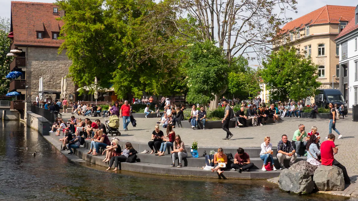 Menschen geniessen das schoene Wetter am 09.05.2020 hinter der Kraemerbruecke am Restaurant Augustiner in Erfurt. People relax behind the Kraemerbridge in Erfurt. search: Deutschland Thueringen Soziales Sozial Gesundheit Krise Coronakrise COVID-19 Corona Coronavirus Virus Covid Covid-19 Covid19 Covid 19 Coronaepidemie Epedemie Pandemie Coronainfektion Coronapandemie Coronavirus Outbreak Infektion Risiko minimieren Gesundheitsschutz Massnahmen Infektionsschutz Leere Pandemie SARS-CoV-2 infection infectious disease pandemic precautionary prevention protection schuetzen symbolic image Epidemic Epidemics Epidemie Europa Europe Germany Risiko Risiken Ansteckung Ansteckungsrisiko Schutz schuetzen einmal Schutz schuetzen Abstand Abstandsregeln Regel Regeln Corona-Regel gegen Corona-Regeln Eindaemmung Corona-Eindaemmung Infektionsschutzbesti