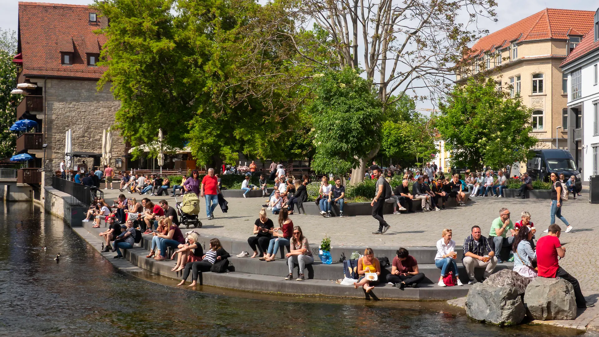 Menschen geniessen das schoene Wetter am 09.05.2020 hinter der Kraemerbruecke am Restaurant Augustiner in Erfurt. People relax behind the Kraemerbridge in Erfurt. search: Deutschland Thueringen Soziales Sozial Gesundheit Krise Coronakrise COVID-19 Corona Coronavirus Virus Covid Covid-19 Covid19 Covid 19 Coronaepidemie Epedemie Pandemie Coronainfektion Coronapandemie Coronavirus Outbreak Infektion Risiko minimieren Gesundheitsschutz Massnahmen Infektionsschutz Leere Pandemie SARS-CoV-2 infection infectious disease pandemic precautionary prevention protection schuetzen symbolic image Epidemic Epidemics Epidemie Europa Europe Germany Risiko Risiken Ansteckung Ansteckungsrisiko Schutz schuetzen einmal Schutz schuetzen Abstand Abstandsregeln Regel Regeln Corona-Regel gegen Corona-Regeln Eindaemmung Corona-Eindaemmung Infektionsschutzbesti