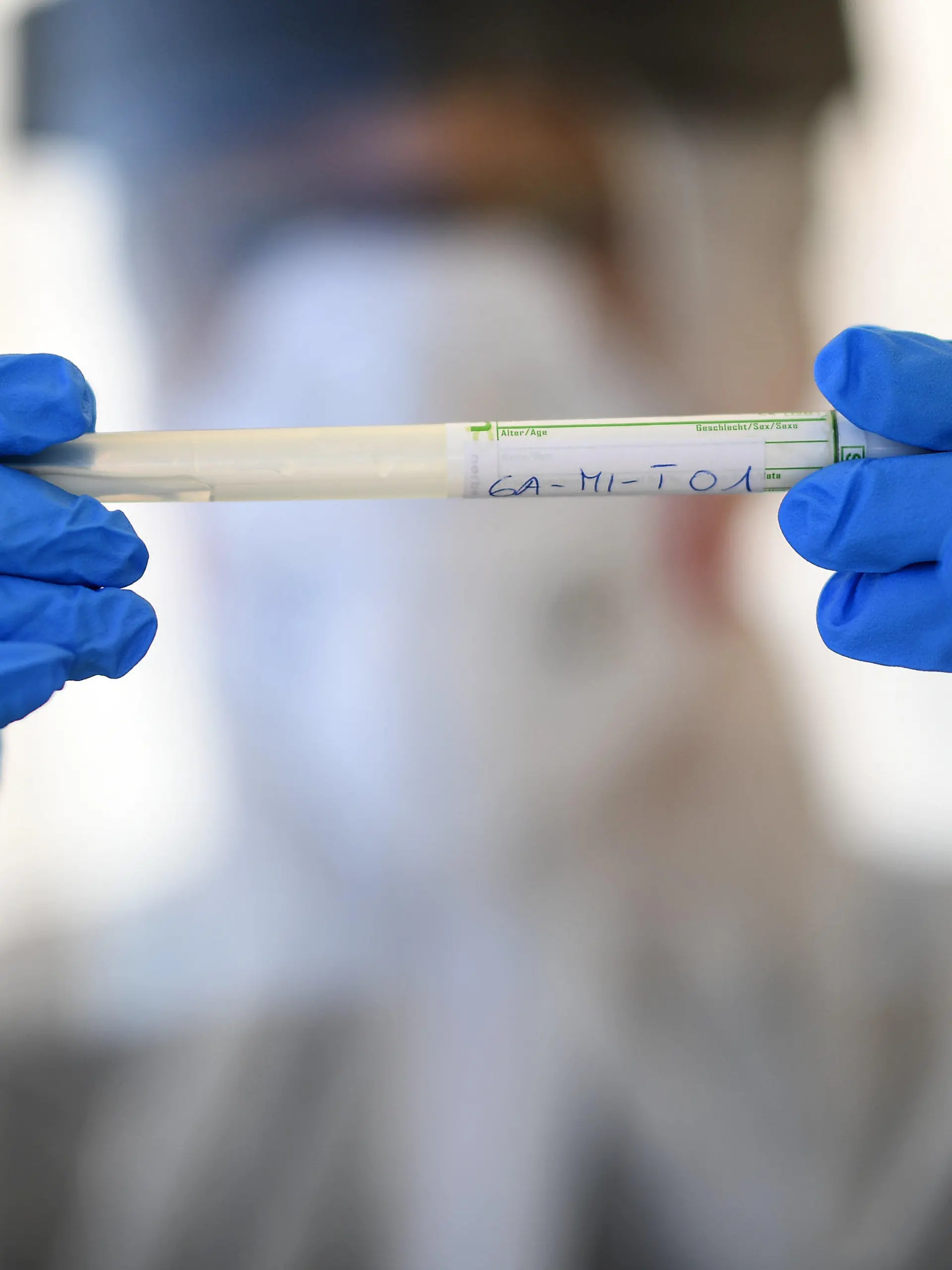 ARCHIV - 23.04.2020, Berlin: Mitarbeiter vom Gesundheitsamt stehen in der ambulanten Corona-Test- Einrichtung. (zu dpa «Weitere Entwicklung der Corona-Krise in Sachsen-Anhalt») Foto: Britta Pedersen/dpa-Zentralbild/dpa +++ dpa-Bildfunk +++