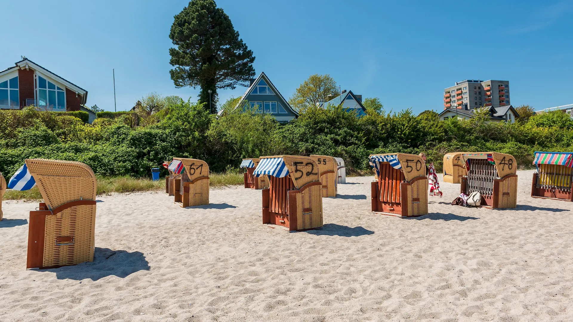 Ab dem 18.05.2020 gelten in Schleswig-Holstein neue Corona-Regeln auch für die Touristenzentren an Nord- und Ostsee. Hier in Strande und Kiel-Schilksee laufen die Vorbereitungen für die Lockerung des Lockdown. Kiel Schilksee Schleswig-Holstein Deutschland *** From 18 05 2020, new corona rules will also apply in Schleswig Holstein for the tourist centres on the North and Baltic Seas Preparations are underway in Strande and Kiel Schilksee for the relaxation of the lockdown Kiel Schilksee Schleswig Holstein Germany