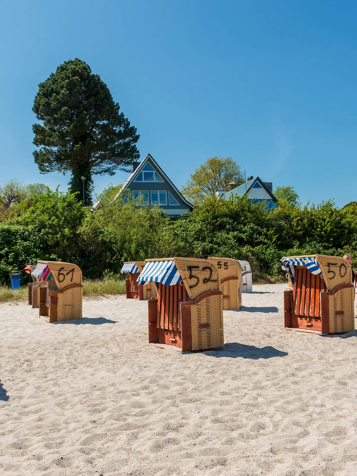  Ab dem 18.05.2020 gelten in Schleswig-Holstein neue Corona-Regeln auch für die Touristenzentren an Nord- und Ostsee. Hier in Strande und Kiel-Schilksee laufen die Vorbereitungen für die Lockerung des Lockdown. Kiel Schilksee Schleswig-Holstein Deutschland *** From 18 05 2020, new corona rules will also apply in Schleswig Holstein for the tourist centres on the North and Baltic Seas Preparations are underway in Strande and Kiel Schilksee for the relaxation of the lockdown Kiel Schilksee Schleswig Holstein Germany
