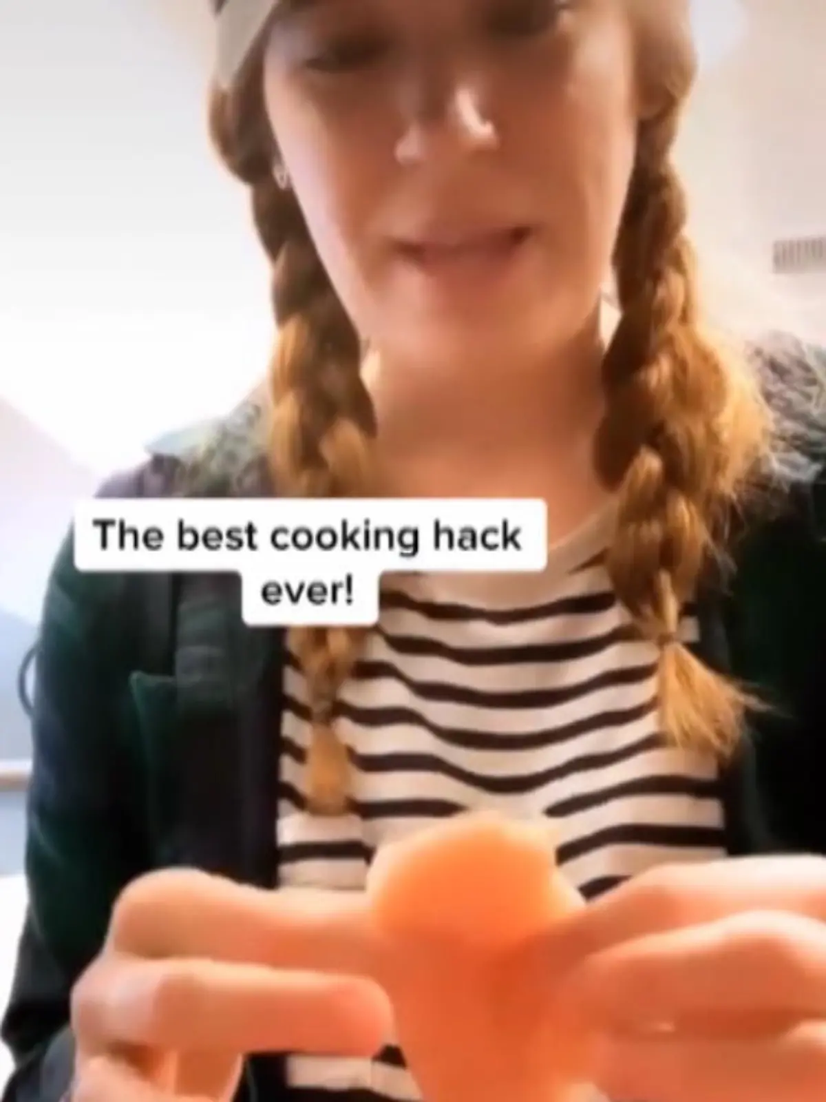 Lieben Sie auch Hähnchenbrust, aber halten sich oft an der Sehne auf? Dann kann Ihnen diese TikTok-Userin aus Amerika helfen. Sie demonstriert einen simplen Hähnchenbrust-Trick. Alles was sie brauchen ist eine Gabel, aber überzeugen sie sich selbst!