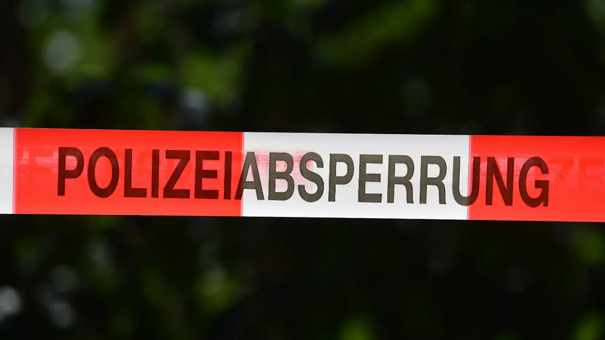 Ein Absperrband der Polizei sichert einen Tatort