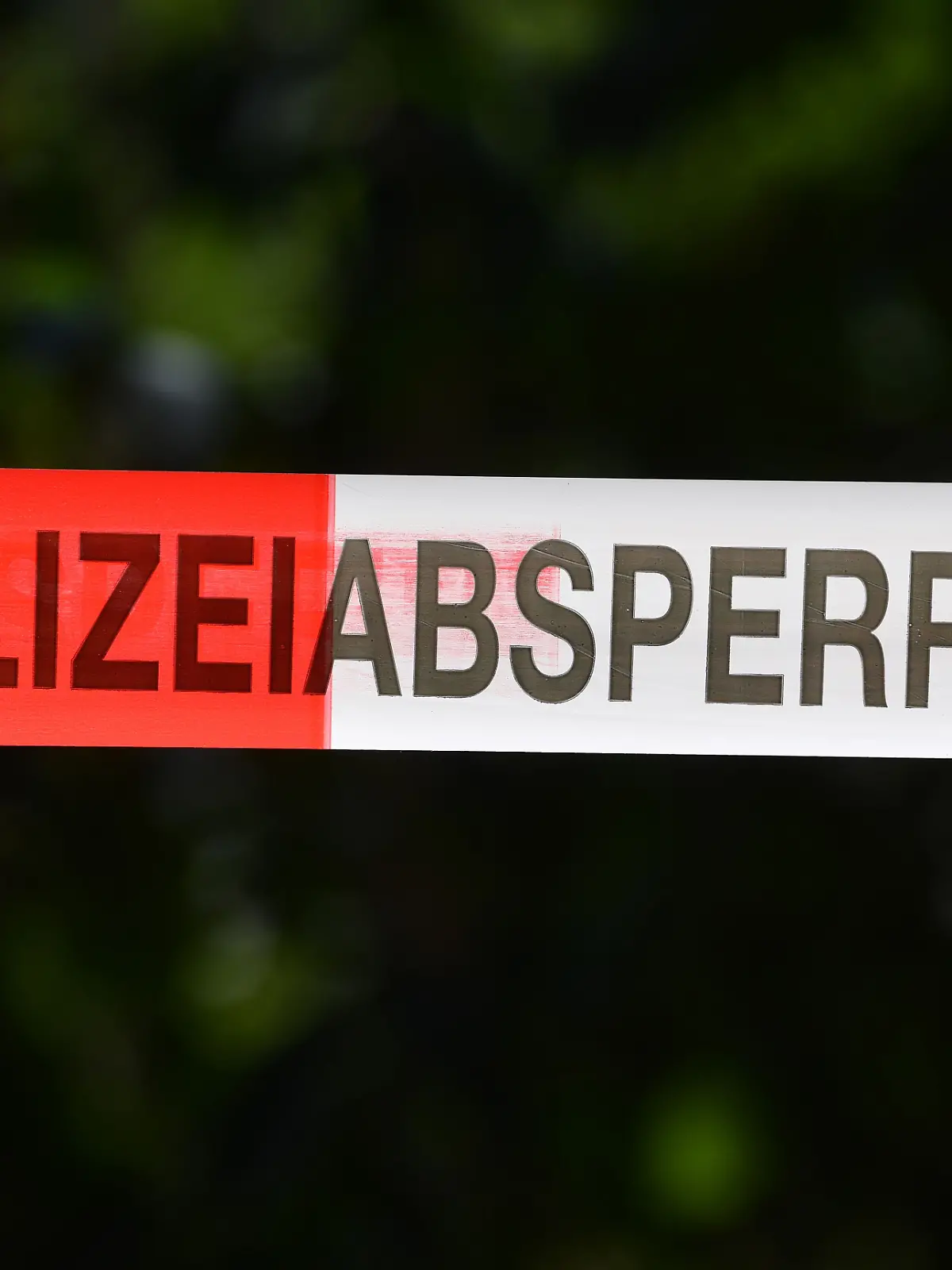 Ein Absperrband der Polizei sichert einen Tatort