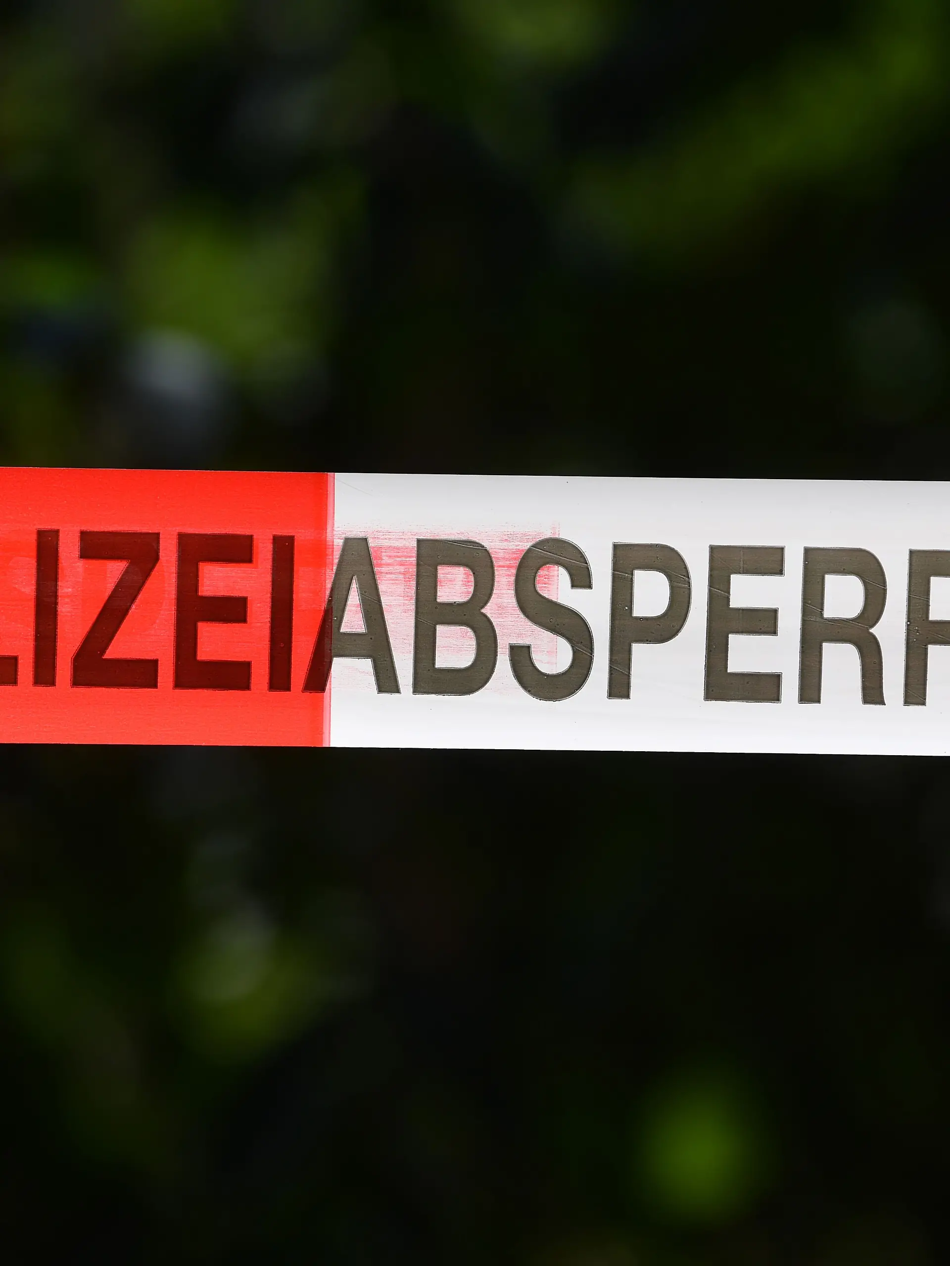 Ein Absperrband der Polizei sichert einen Tatort