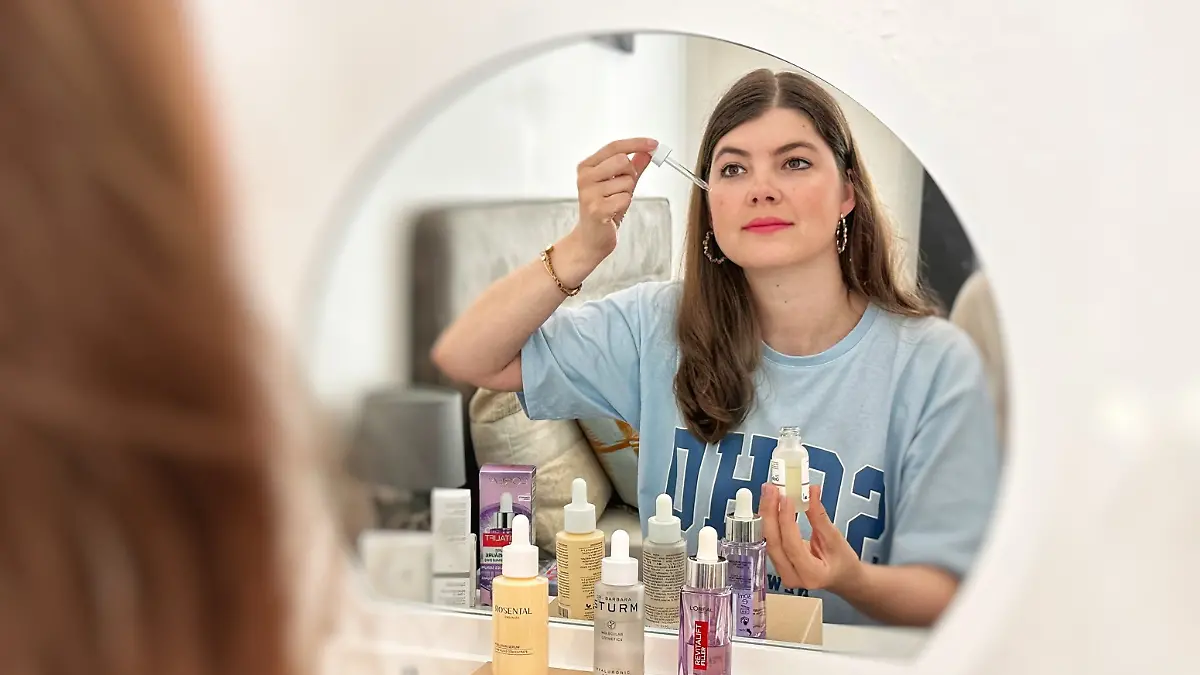 Redakteurin testet Anti-Aging-Seren auf Soforteffekt. 