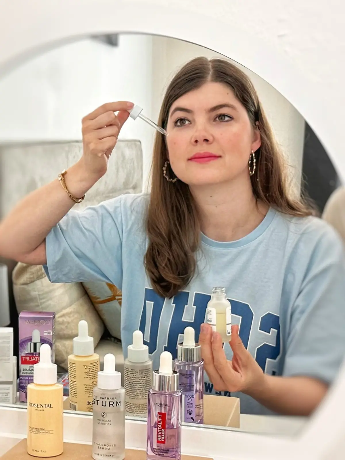 Redakteurin testet Anti-Aging-Seren auf Soforteffekt. 