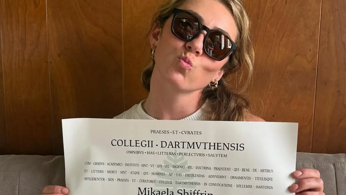 Mikaela Shiffrin zeigt ihren Ehrendoktortitel.