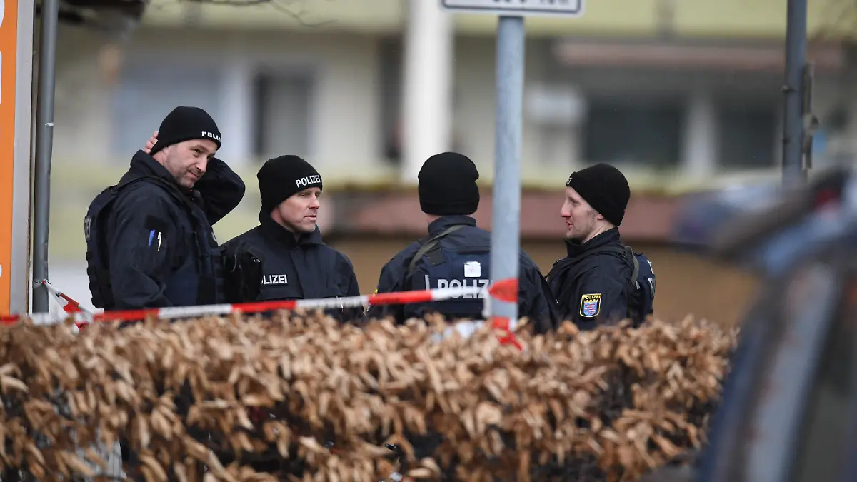 20.02.2020, Hessen, Hanau: Polizeibeamter stehen an einem Tatort im Hanauer Stadtteil Kesselstadt. Bei Schüssen an zwei Shisha-Bars in Hanau wurden mehrere Menschen getötet und weitere verletzt. Der Täter und seine Mutter wurden danach tot aufgefunden. Die Generalbundesanwaltschaft ermittelt. Foto: Boris Roessler/dpa +++ dpa-Bildfunk +++