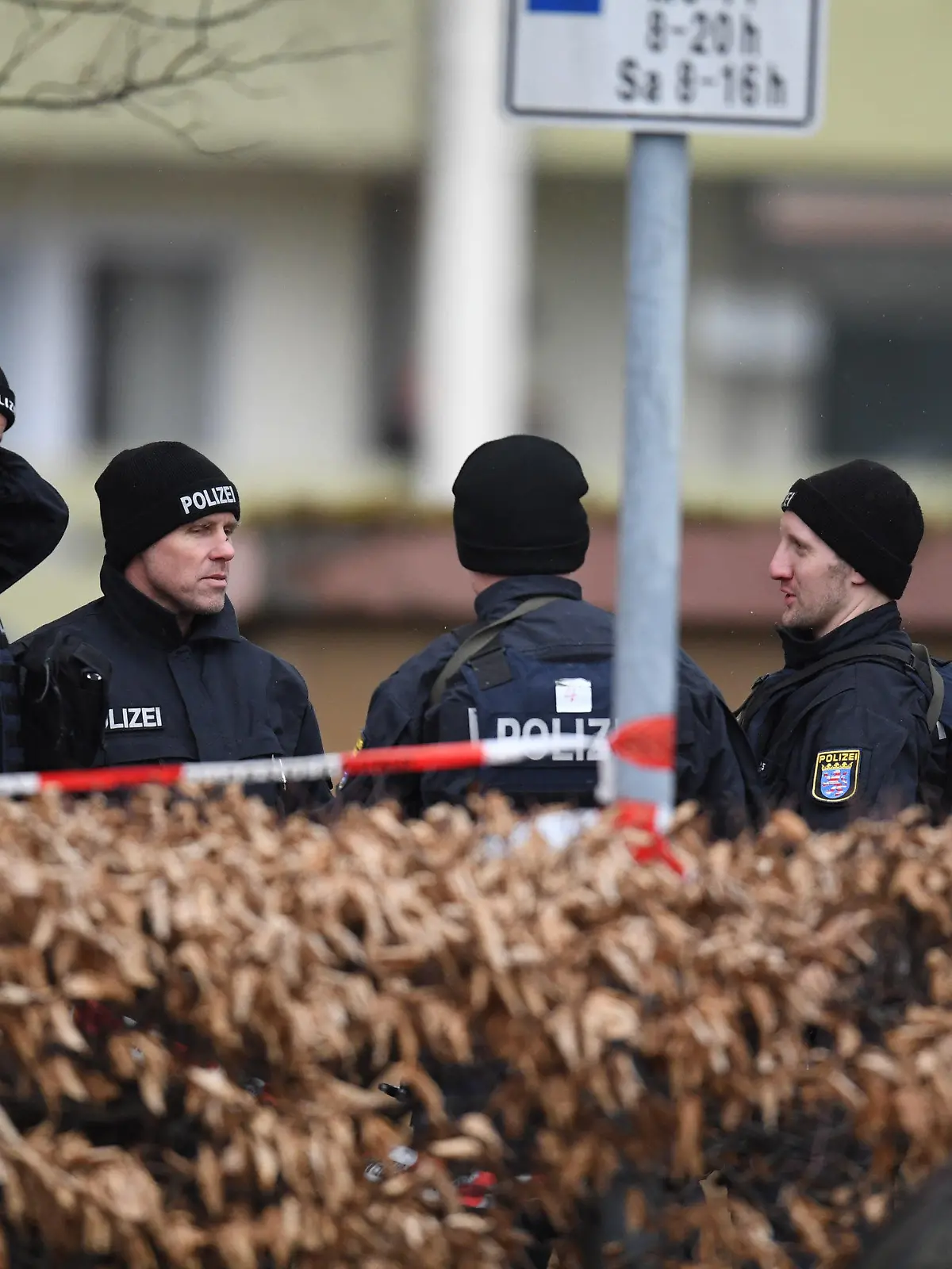 20.02.2020, Hessen, Hanau: Polizeibeamter stehen an einem Tatort im Hanauer Stadtteil Kesselstadt. Bei Schüssen an zwei Shisha-Bars in Hanau wurden mehrere Menschen getötet und weitere verletzt. Der Täter und seine Mutter wurden danach tot aufgefunden. Die Generalbundesanwaltschaft ermittelt. Foto: Boris Roessler/dpa +++ dpa-Bildfunk +++