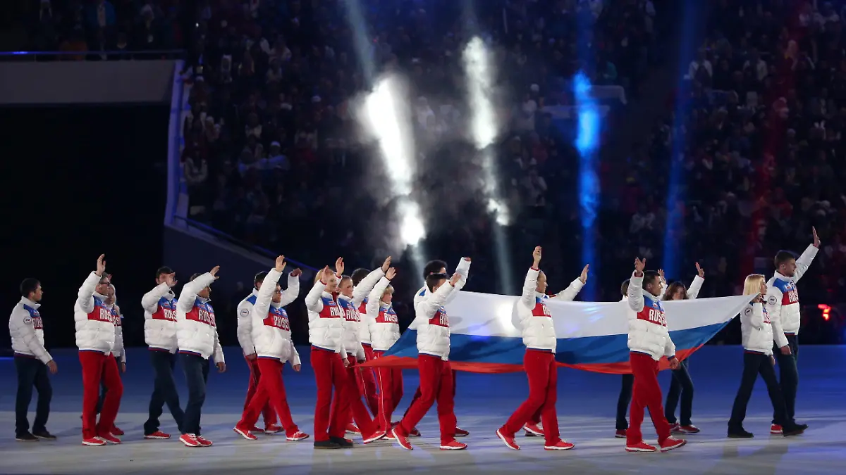 FILE - epa04128788 Russian athletes carry the Russian national flag during the Closing Ceremony of the Sochi 2014 Paralympic Games, Russia, 16 March 2014. EPA/SERGEI CHIRIKOV (zu dpa ««Guardian»: Russische Sportler werden von Paralympics verbannt» vom 06.08.2016) +++(c) dpa - Bildfunk+++