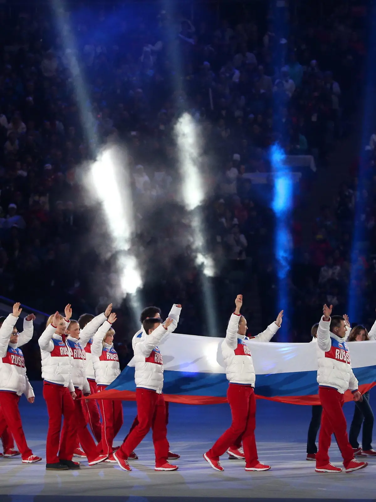 FILE - epa04128788 Russian athletes carry the Russian national flag during the Closing Ceremony of the Sochi 2014 Paralympic Games, Russia, 16 March 2014. EPA/SERGEI CHIRIKOV (zu dpa ««Guardian»: Russische Sportler werden von Paralympics verbannt» vom 06.08.2016) +++(c) dpa - Bildfunk+++