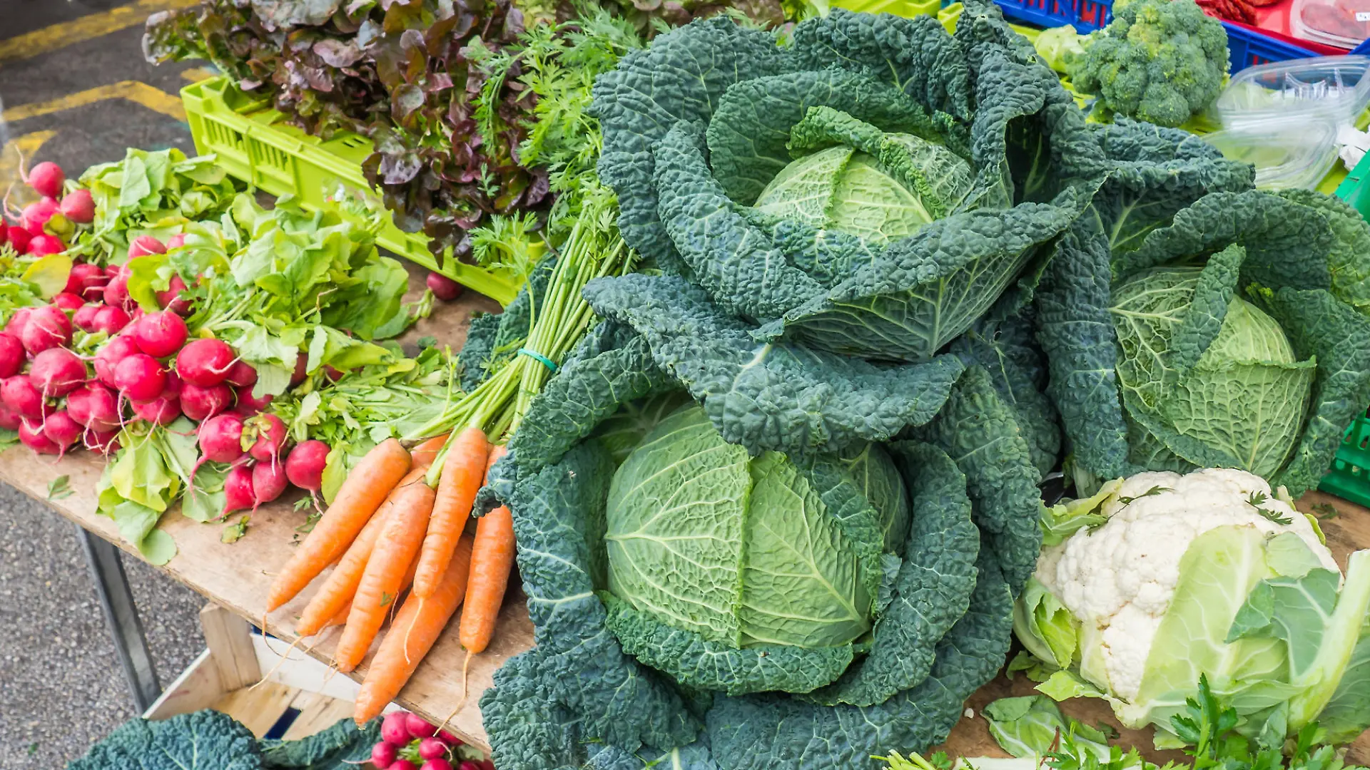 Außerdem werden Gemüsesorten wie Radieschen, Möhren, Wirsing und Blumenkohl ab Juni geerntet.