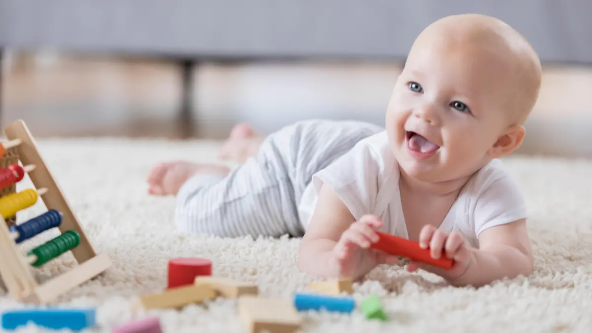 Baby spielt mit Bauklötzen