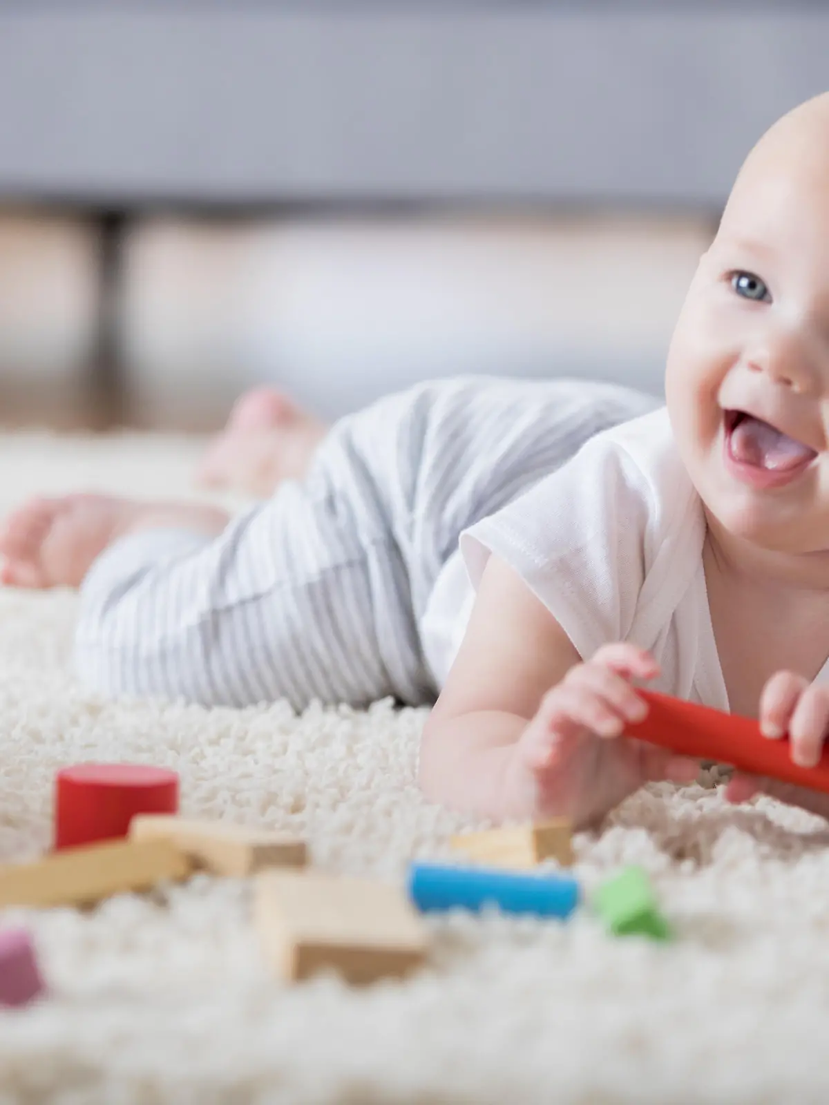 Baby spielt mit Bauklötzen