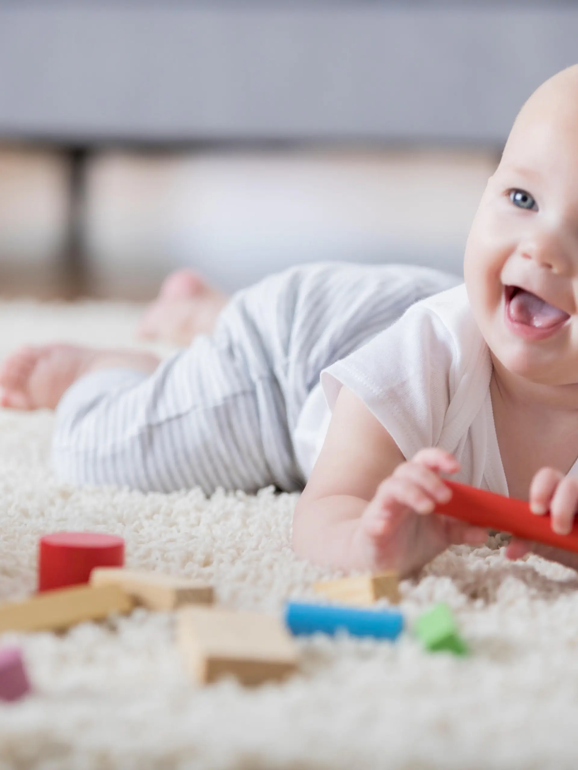 Baby spielt mit Bauklötzen