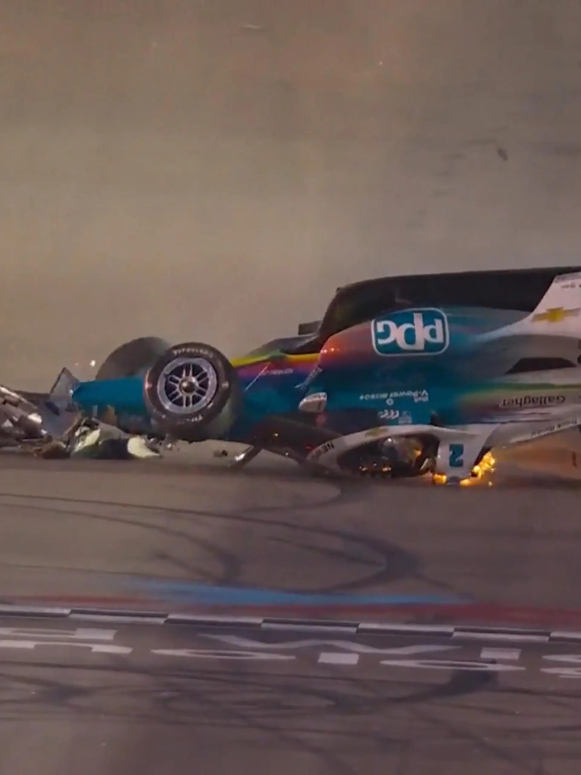 Bild zu: "IndyCar überschlägt sich und rutscht kopfüber über die Fahrbahn"