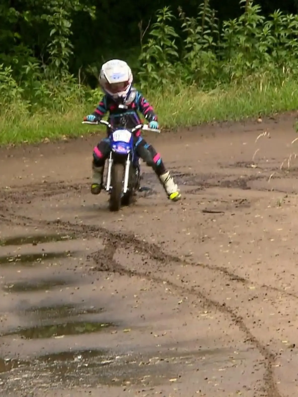 Bild zu: "Fünfjährige Motocross-Fahrerin aus Bergisch Gladbach"
