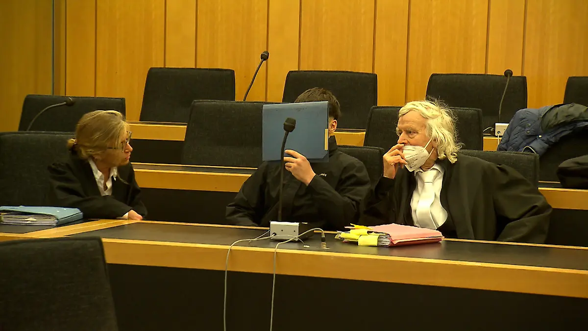 Verteidiger Siegmund Benecken und der Angeklagte.