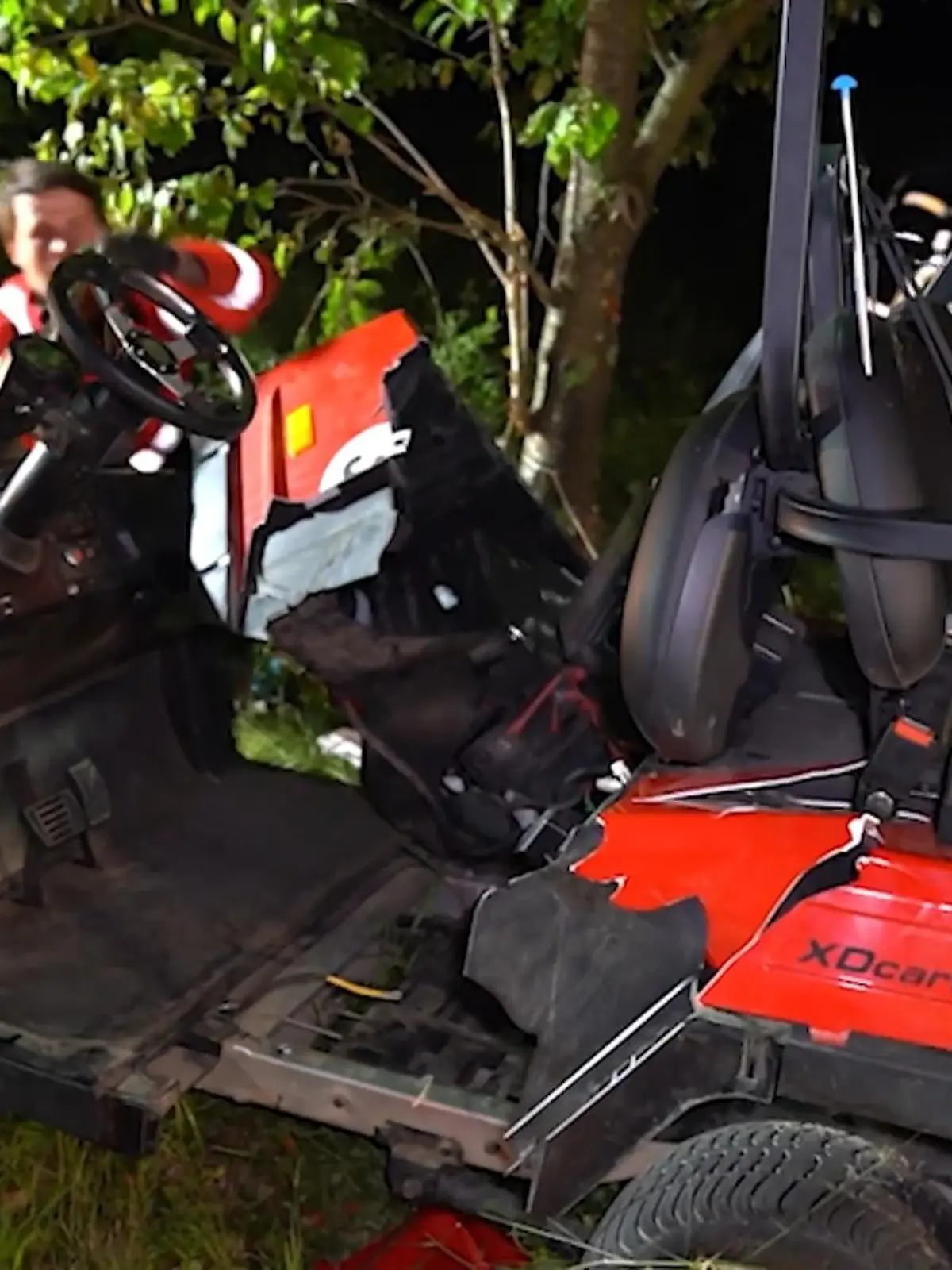 Bild zu: "Vollbesetztes Golfkart kracht gegen Baum! Zwei Jugendliche (15, 17) sterben"