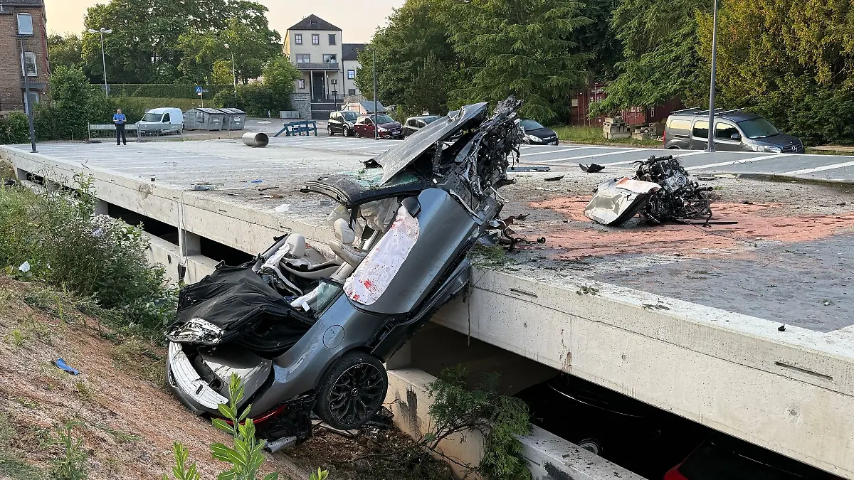 Die Polizei vermutet überhöhte Geschwindigkeit als Unfallursache.