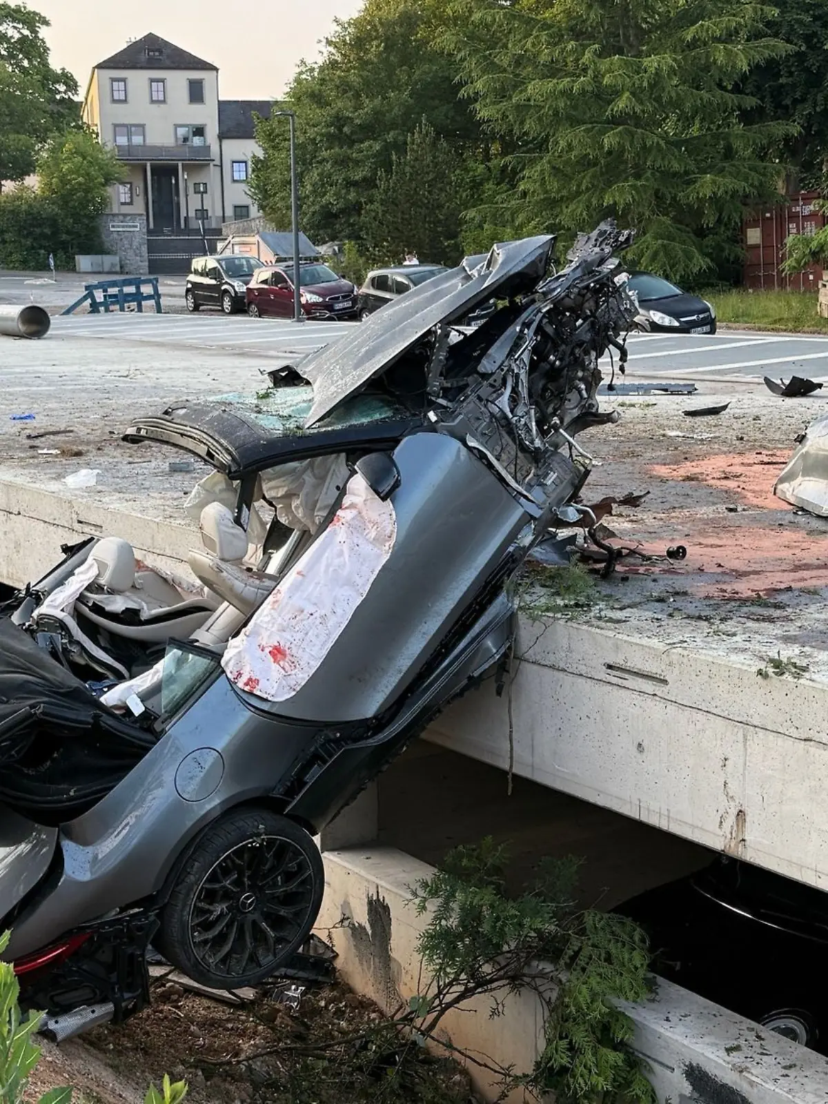 Bild zu: "Illegales Straßenrennen? Auto fliegt aus der Kurve auf ein Parkdeck"