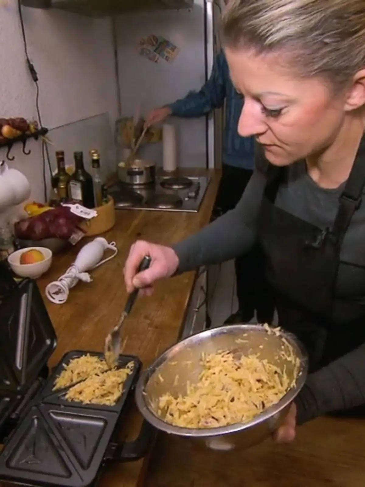 Während das Gerät nach seiner Hochzeit in den Neunzigern im Keller verstaubt, sehnen wir uns jeden Tag nach schnellen Rezepten für ein leckeres Essen. Es wird also höchste Zeit, dem Sandwich-Maker neues Leben einzuhauchen.