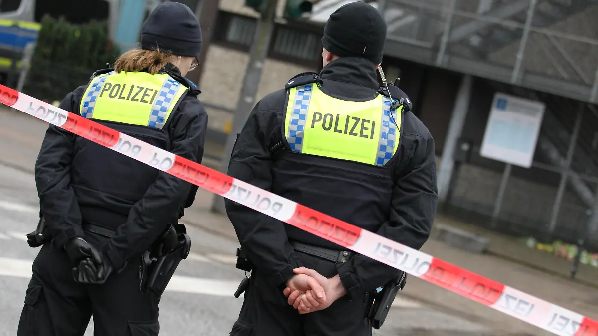 Eine Polizeibeamtin und ein Polizist stehen auf der Straße vor dem Königsreichssaal der Zeugen Jehovas. Dort kam es am Donnerstagabend zu einem Amoklauf, bei dem acht Menschen getötet und weitere teils schwer verletzt wurden. Alsterdorf Hamburg *** A female police officer and a male police officer stand in the street in front of the Kings Kingdom Hall of Jehovahs Witnesses There was a rampage on Thursday evening in which eight people were killed and others were injured, some seriously Alsterdorf Hamburg