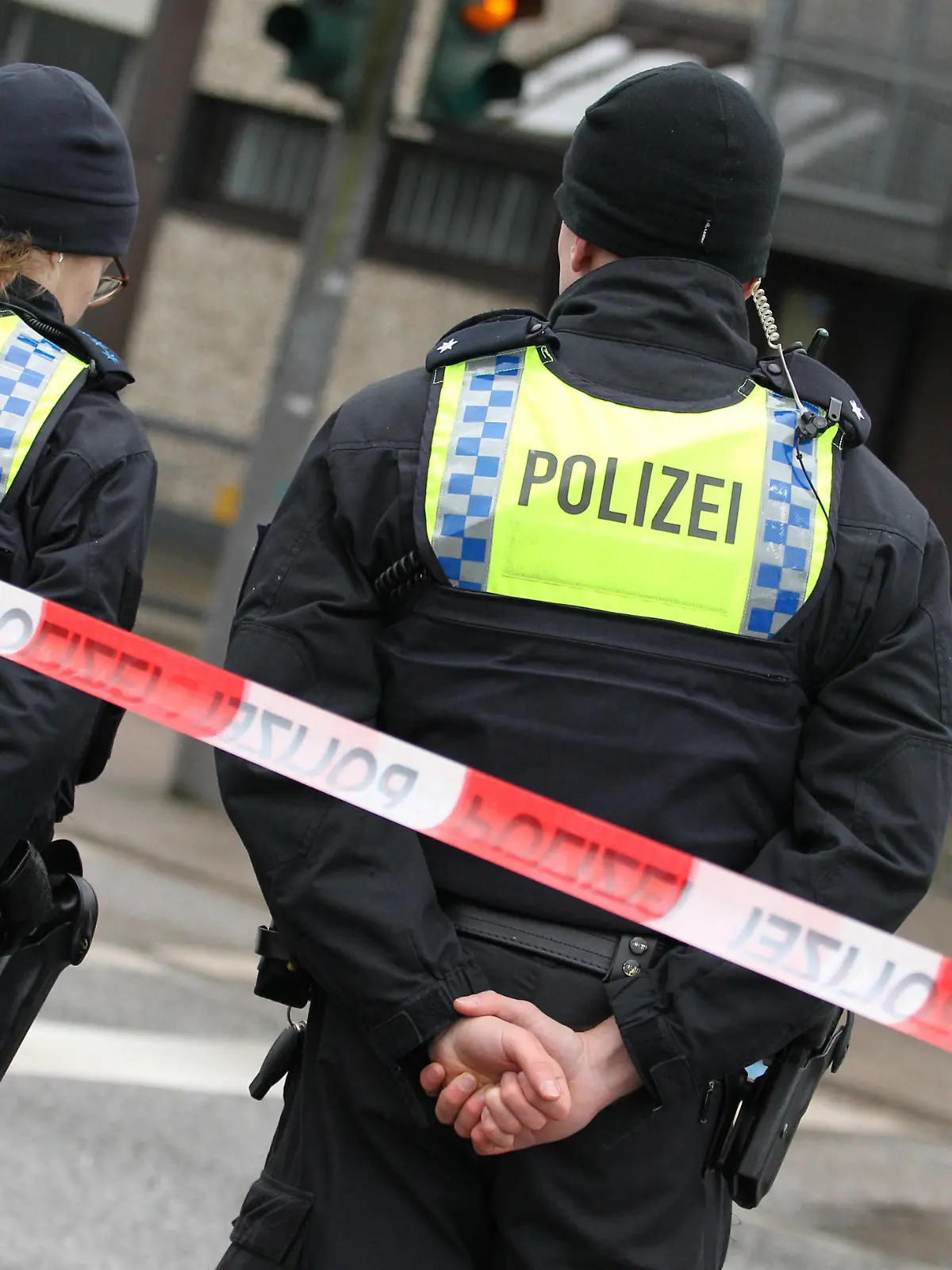 Eine Polizeibeamtin und ein Polizist stehen auf der Straße vor dem Königsreichssaal der Zeugen Jehovas. Dort kam es am Donnerstagabend zu einem Amoklauf, bei dem acht Menschen getötet und weitere teils schwer verletzt wurden. Alsterdorf Hamburg *** A female police officer and a male police officer stand in the street in front of the Kings Kingdom Hall of Jehovahs Witnesses There was a rampage on Thursday evening in which eight people were killed and others were injured, some seriously Alsterdorf Hamburg