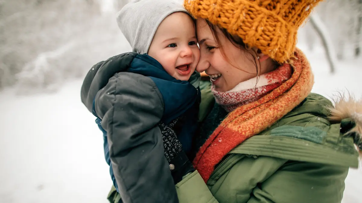 Winterkleidung für das Baby im Schnee