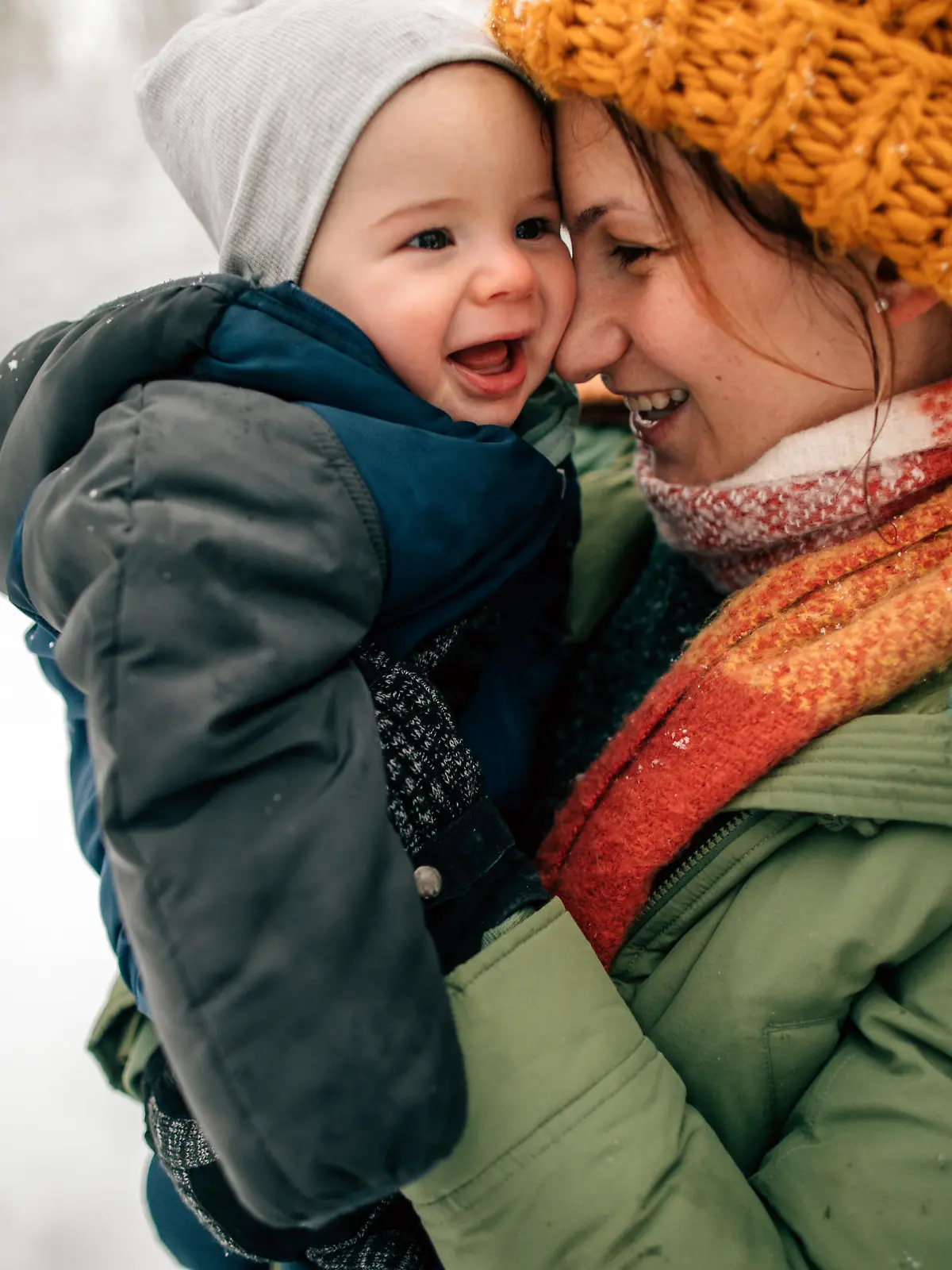 Winterkleidung für das Baby im Schnee