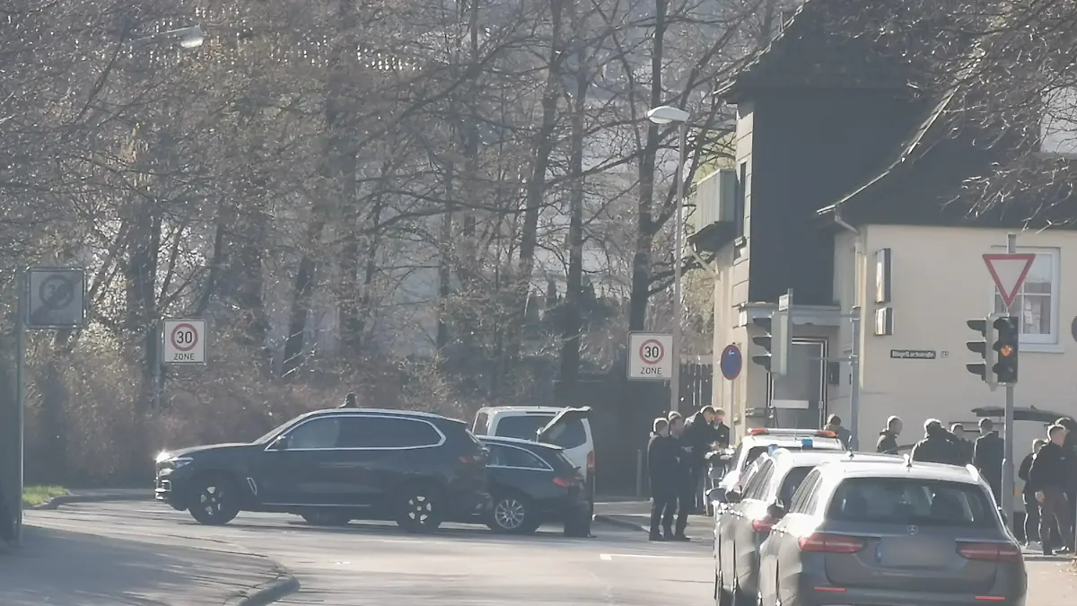 22.03.2023, Baden-Württemberg, Reutlingen: Polizeifahrzeuge stehen in einer Straße. Bei bundesweiten Durchsuchungen im «Reichsbürger»-Milieu ist in Reutlingen ein Beamter eines Spezialeinsatzkommandos durch einen Schuss leicht verletzt worden. Foto: Thomas de Marco/Schwäbisches Tagblatt /dpa +++ dpa-Bildfunk +++