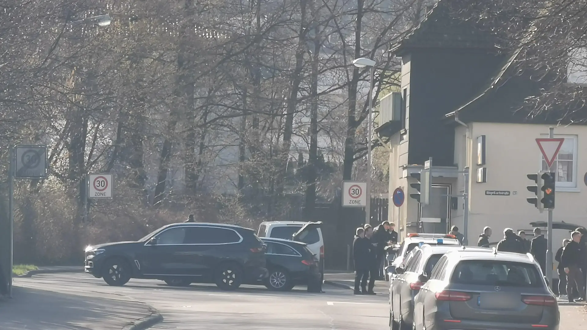 22.03.2023, Baden-Württemberg, Reutlingen: Polizeifahrzeuge stehen in einer Straße. Bei bundesweiten Durchsuchungen im «Reichsbürger»-Milieu ist in Reutlingen ein Beamter eines Spezialeinsatzkommandos durch einen Schuss leicht verletzt worden. Foto: Thomas de Marco/Schwäbisches Tagblatt /dpa +++ dpa-Bildfunk +++