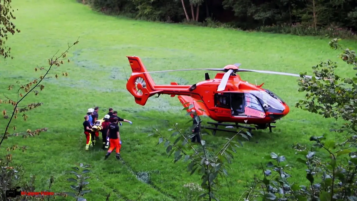 Gina Rühl wird nach Motorradunfall zu einem Helikopter transportiert