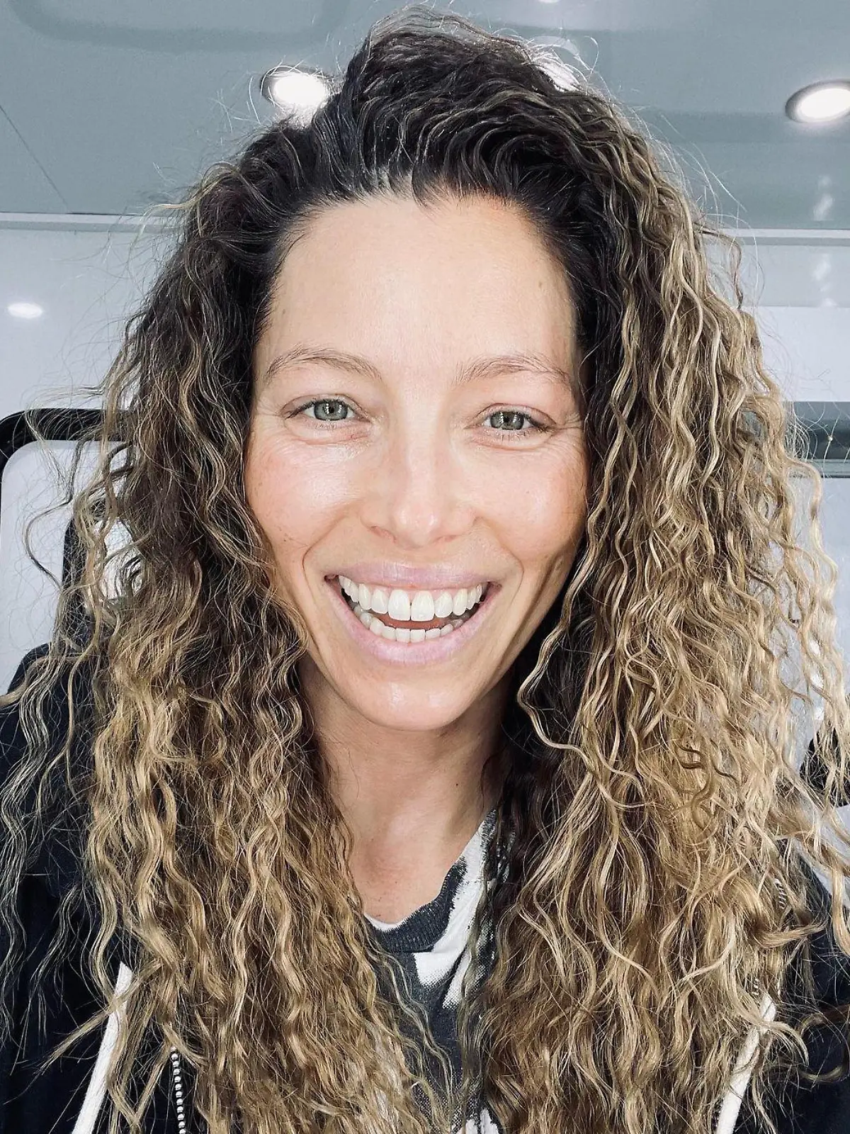 Schauspielerin Jessica Biel zeigt sich plötzlich mit wilden Locken.