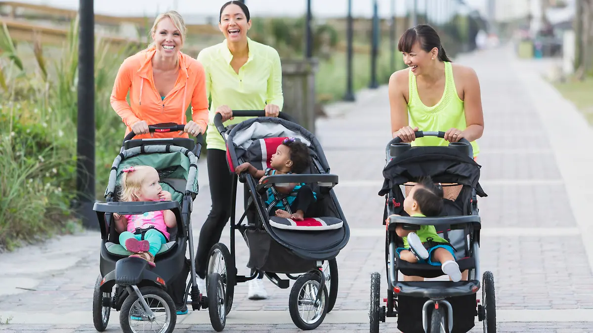Mütter schieben Kinderwagen durch die Stadt