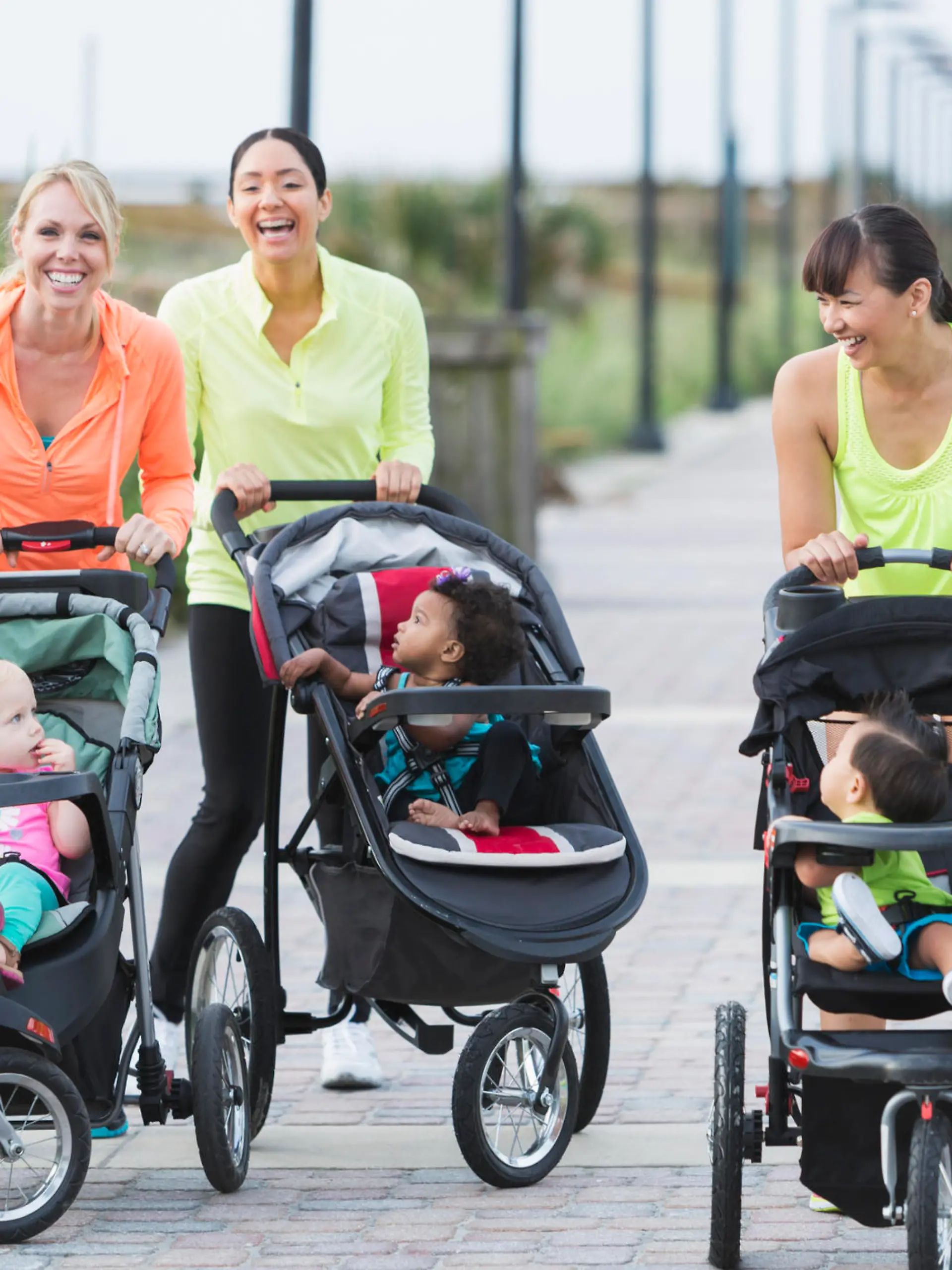 Mütter schieben Kinderwagen durch die Stadt