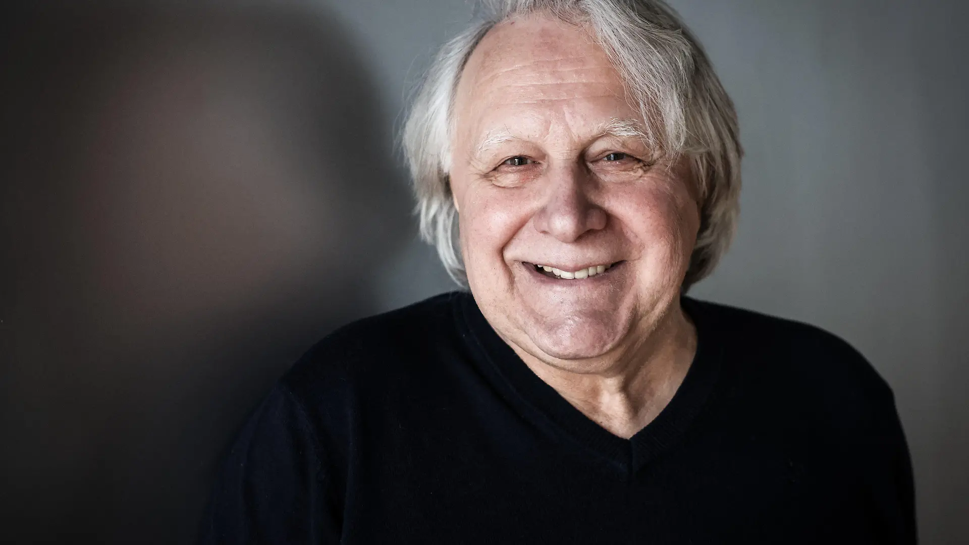 PRODUKTION - 20.03.2023, Hamburg: Peter Urban, Journalist und Radio-Kommentator, lächelt bei einem Fototermin in den Räumen des NDR. Der diesjährige Eurovision Song Contest (ESC) wird für den Hamburger Journalisten der letzte sein. (zu dpa "Schluss für ESC-Urgestein Peter Urban - letzter Kommentar am 13. Mai") Foto: Christian Charisius/dpa +++ dpa-Bildfunk +++