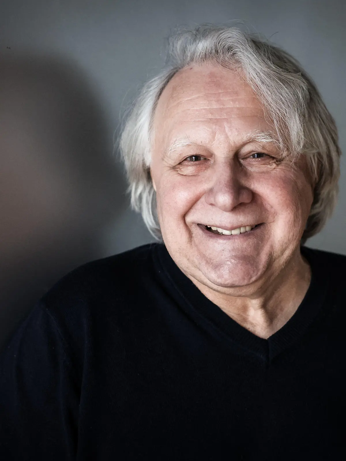 PRODUKTION - 20.03.2023, Hamburg: Peter Urban, Journalist und Radio-Kommentator, lächelt bei einem Fototermin in den Räumen des NDR. Der diesjährige Eurovision Song Contest (ESC) wird für den Hamburger Journalisten der letzte sein. (zu dpa "Schluss für ESC-Urgestein Peter Urban - letzter Kommentar am 13. Mai") Foto: Christian Charisius/dpa +++ dpa-Bildfunk +++