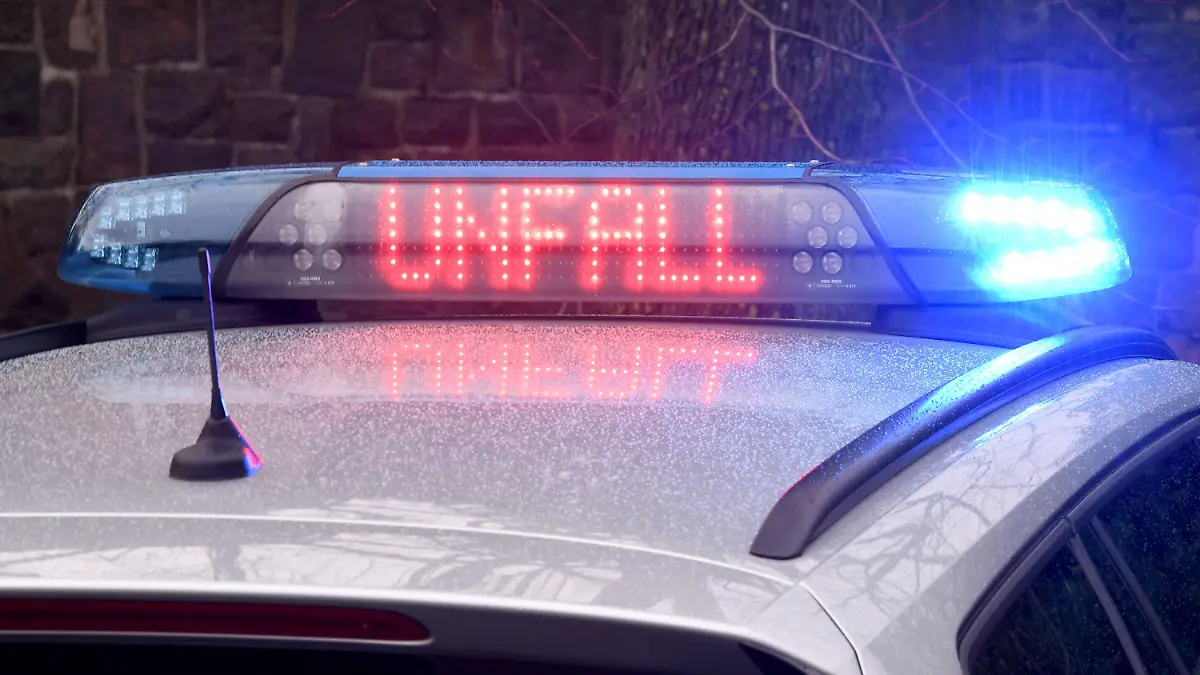ARCHIV - 19.02.2020, Schleswig-Holstein, Kiel: Die Leuchtschrift «Unfall» ist auf dem Dach eines Streifenwagens der Polizei zu sehen. (zu dpa «Verkehrsunfälle mit Polizei-Beteiligung leicht gestiegen») Foto: Carsten Rehder/dpa +++ dpa-Bildfunk +++
